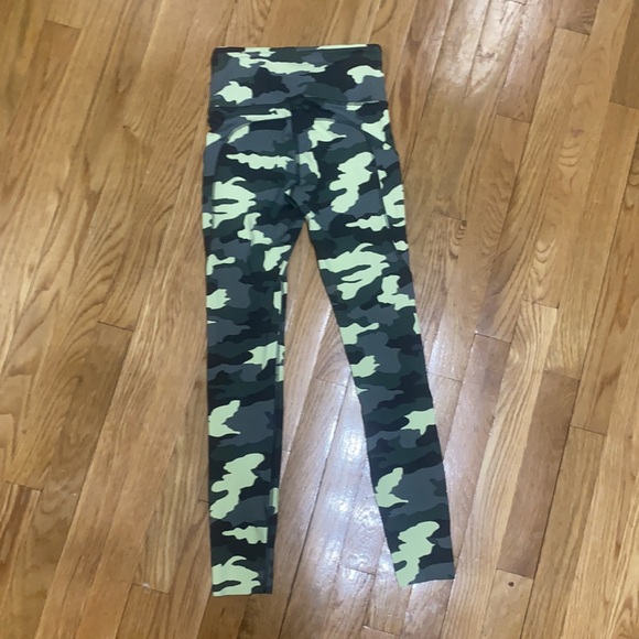 Size 2 Lulu Lemon Crop Camo Leggings with side pockets - Picture 3 of 3